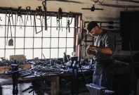 Das Bild zeigt einen Handwerker in der Werkstatt. 