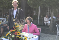 NRW-Ministerin Ina Scharrenbach bei einem Eintrag ins Goldene Buch der Stadt, neben ihr steht Bürgermeister Michael von Rekowski