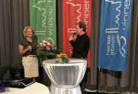 Bürgermeister Michael von Rekowski im Interview mit Anne Loth, Anne Loth hält einen Blumenstrauß in der Hand und lacht