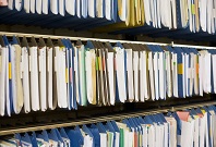 Das Bid zeigt verschiedene Akten in einem Archiv.