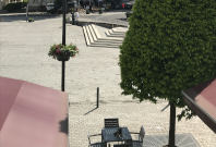 Das Bild zeigt den Marktplatz mit einer neuen Blumenampel, die an einem Laternenpfahl hängt.