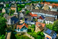 Das Bild zeigt eine Altstadt mit vielen Häusern. 