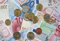 Das Bild zeigt Euro-Münzen und Scheine.