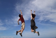 Das Bild zeigt Kinder, die in die Luft springen. 