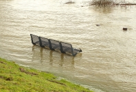 Das Bild zeigt eine Bank im Hochwasser.