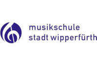 Das Bild zeigt das Logo der Musikschule Wipperfürth. Einen Notenschlüssel in lila/weiß und den Schriftzug „Musikschule Stadt Wipperfürth“ in zwei Zeilen.