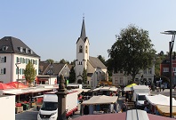 Das Bild zeigt den Wochenmarkt auf dem Marktplatz.