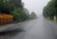 Das Bild zeigt starken Regen durch eine Windschutzscheibe.